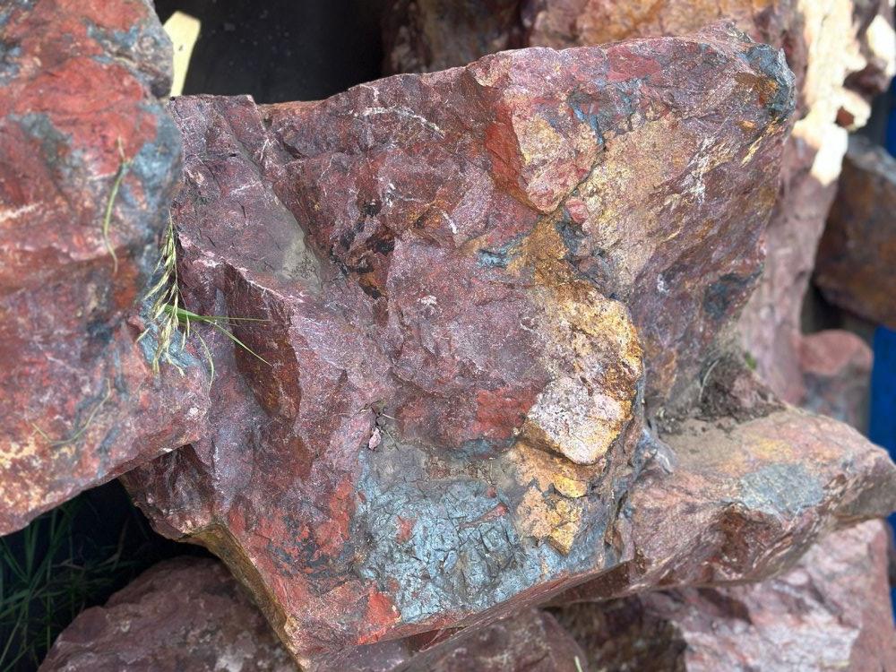 Камни для ландшафтного дизайна красно-фиолетовые 10-60 килограмм купить в Копейске