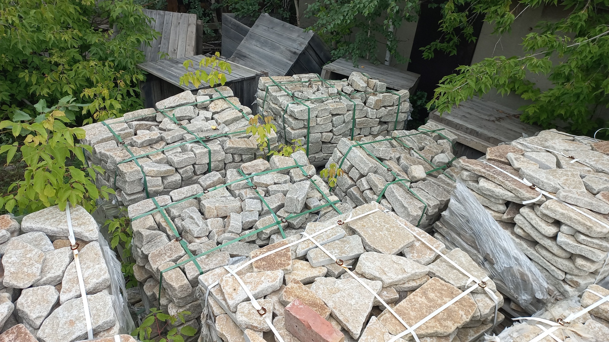 Плитняк галтованный гранитный для ландшафтного дизайна купить в Копейске