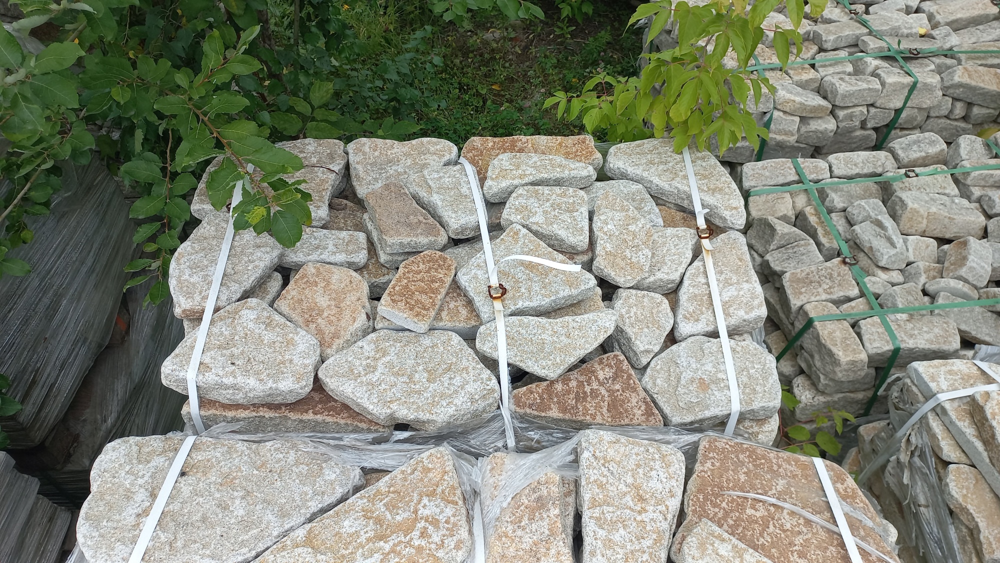 Плитняк галтованный гранитный для ландшафтного дизайна купить в Копейске