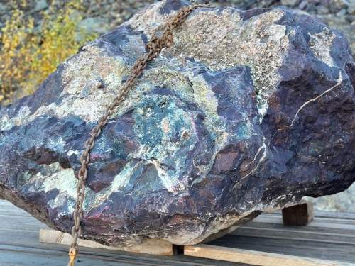 Огромные красно-фиолетовые валуны для ландшафтного дизайна весом более 5 тонн купить в Копейске