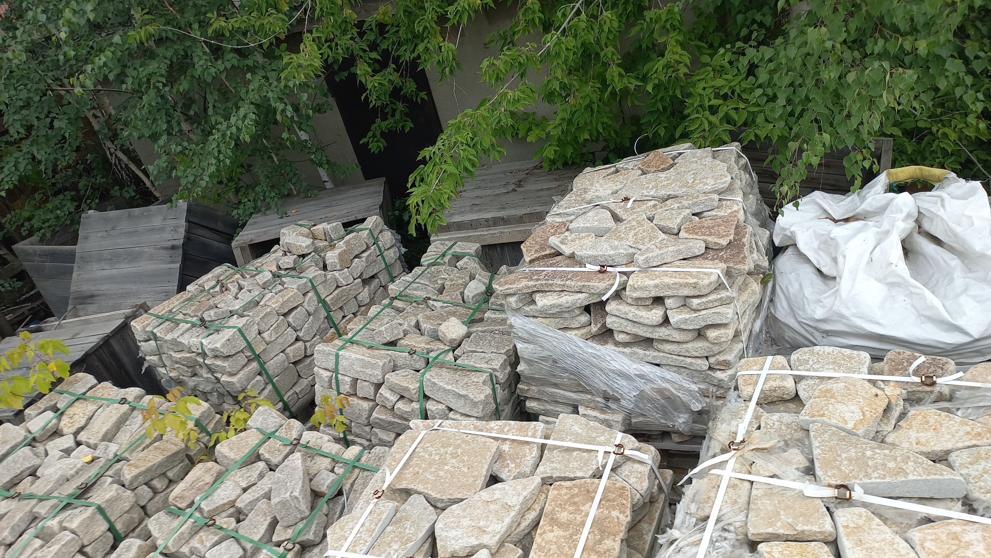 Плитняк гранитный галтованный купить в Копейске