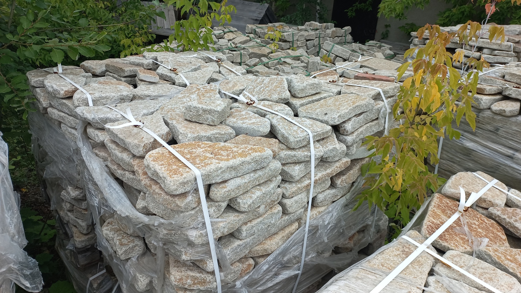 Плитняк галтованный гранитный для ландшафтного дизайна купить в Копейске