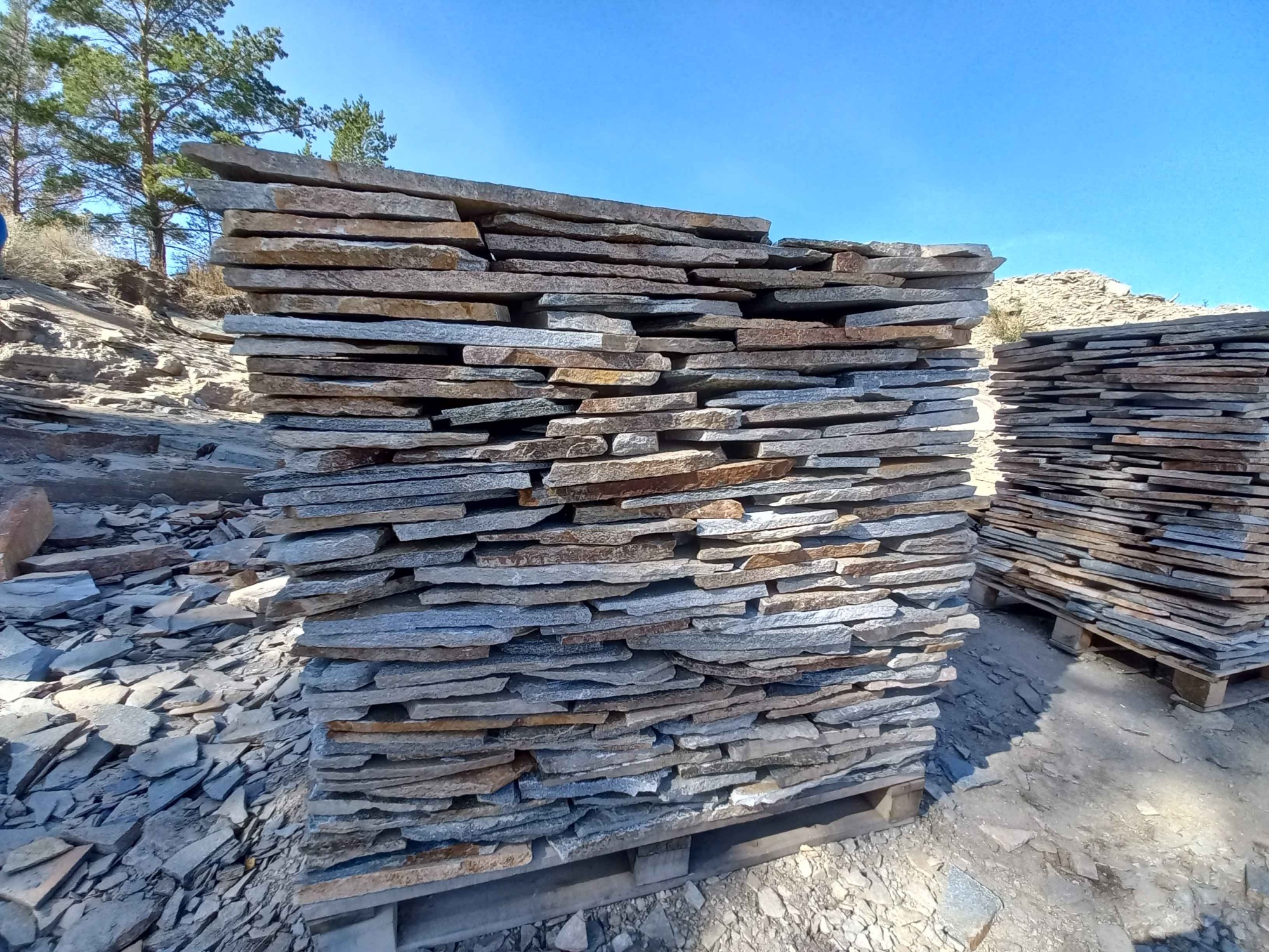 Плитняк златолит серебристый для фасада купить в Копейске