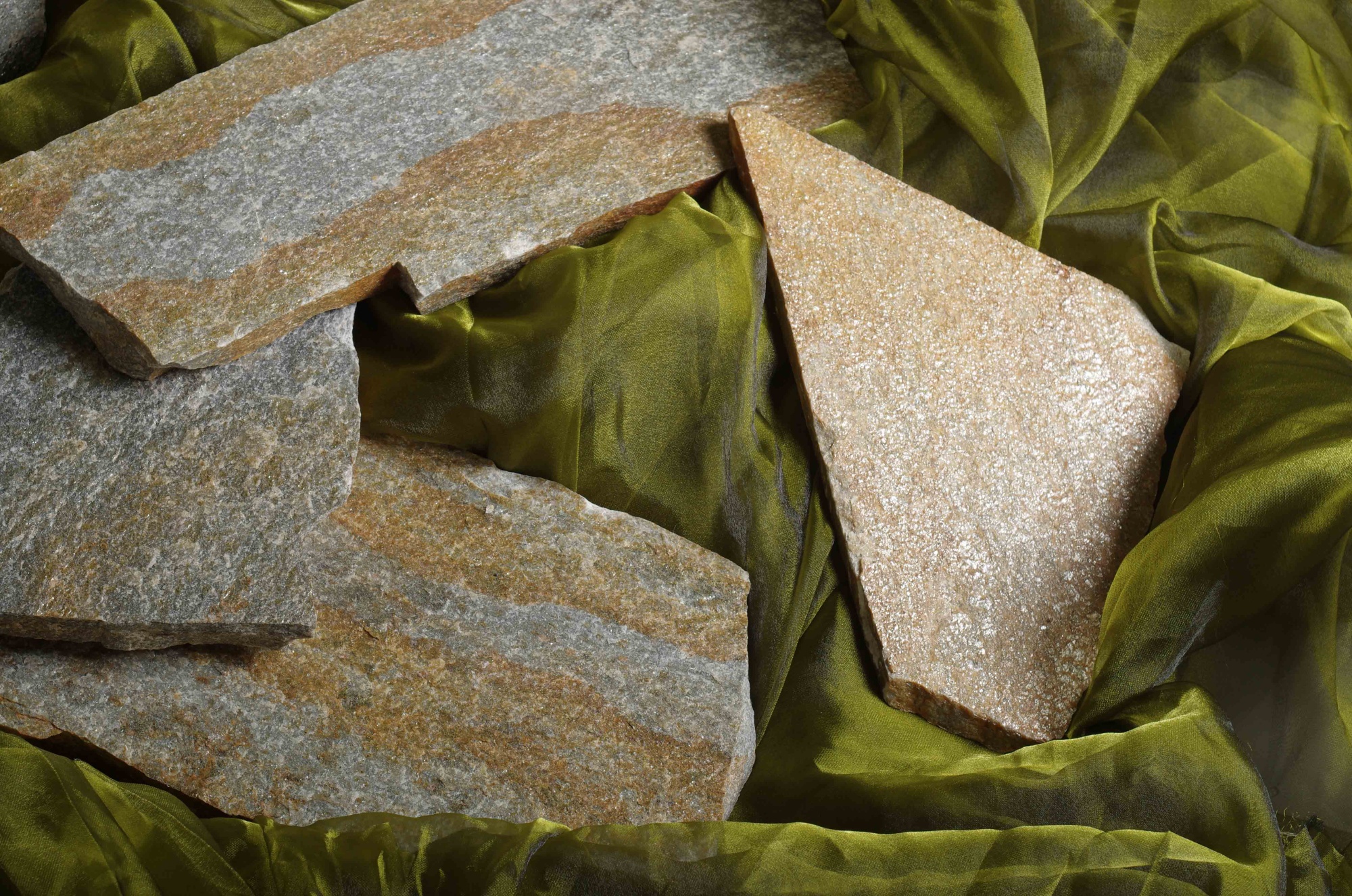 Плитняк златолит Уральский для цоколя, отмостки купить в Копейске