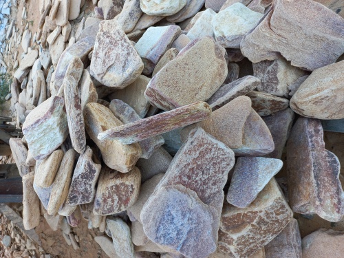 Златолит жёлтый, жёлто-зелёный глыбки и валуны для ланшафтного дизайна купить в Копейске